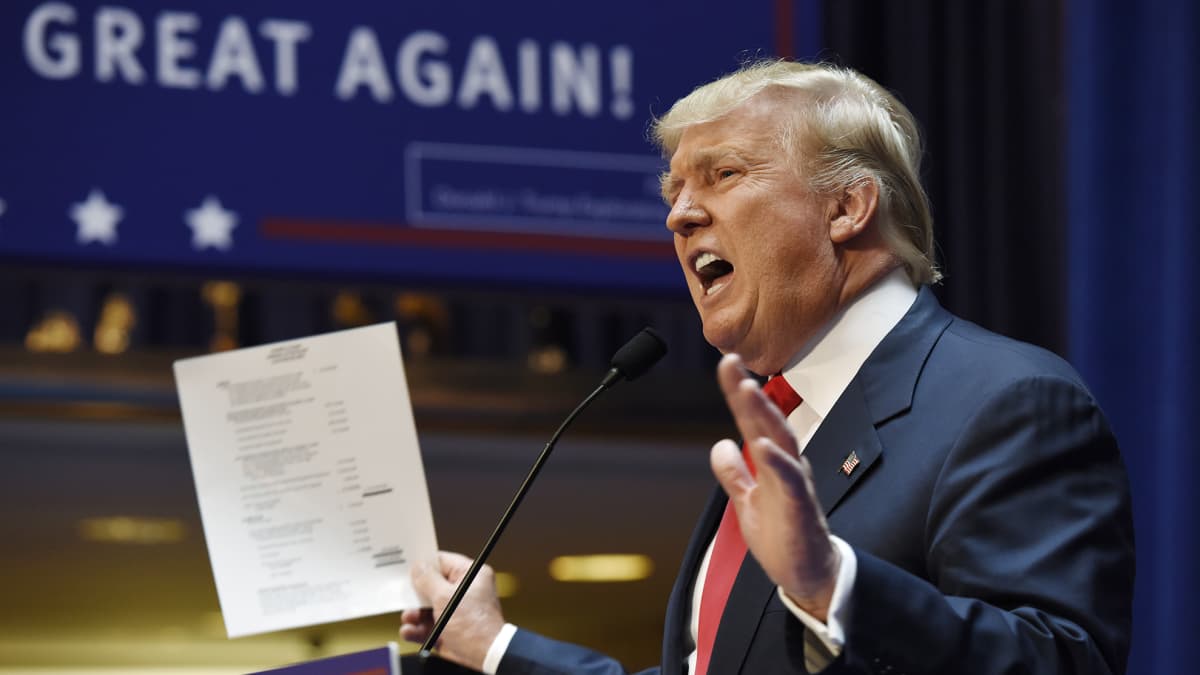 Donald Trump heiluttaa varallisuuttaan esittelevää paperia ilmoittaessaan pyrkivänsä Yhdysvaltain presidentiksi Trump Towerissa, New Yorkissa, 16. kesäkuusa 2015.