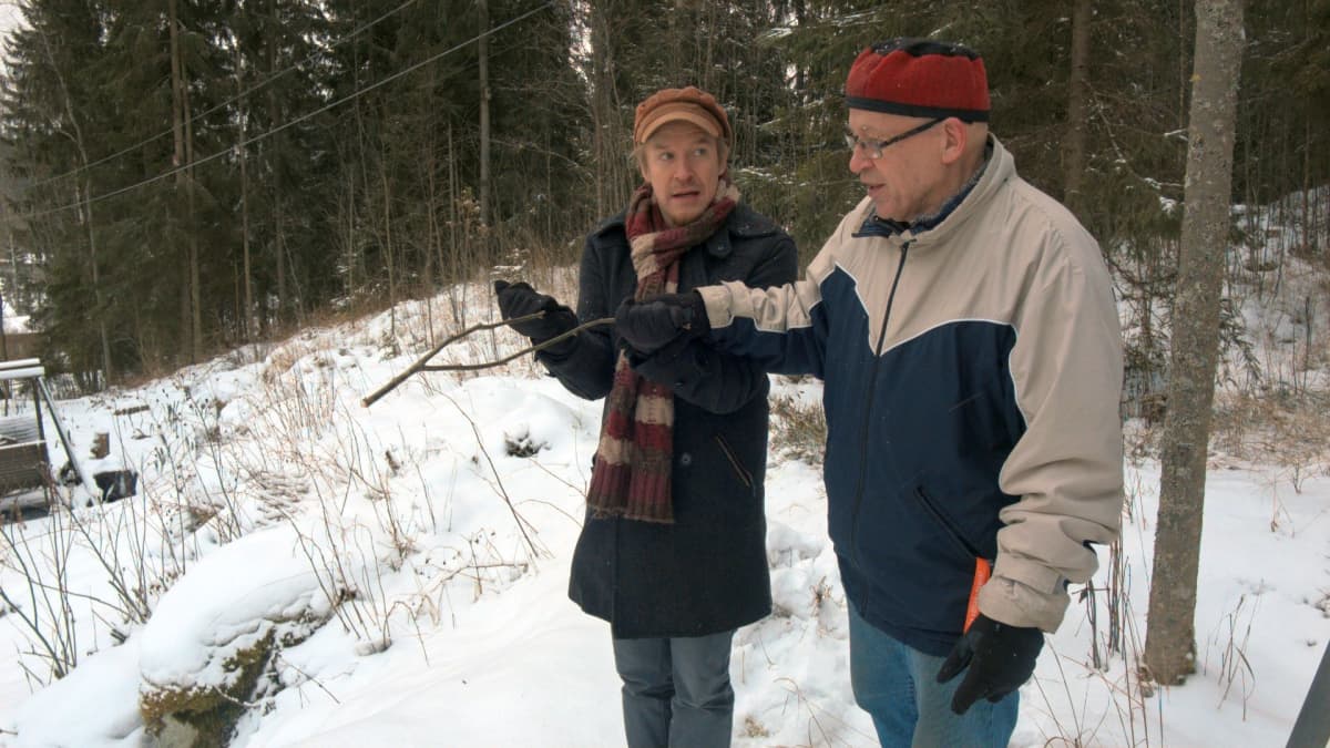 Einari ja Veikko testaavat elokuvassataikavarpua.