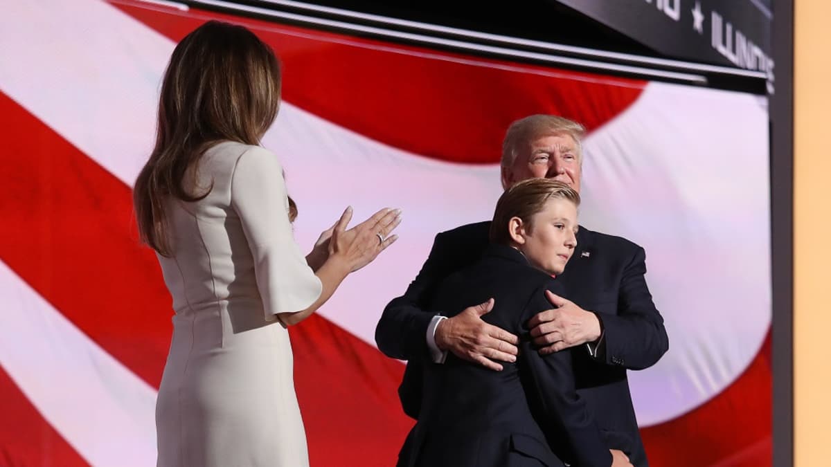 Donald Trumpin vaimonsa Melanian ja poikansa Trumpin kanssa Clevelandissa Ohiossa republikaanien puoluekokouksessa heinäkuussa.