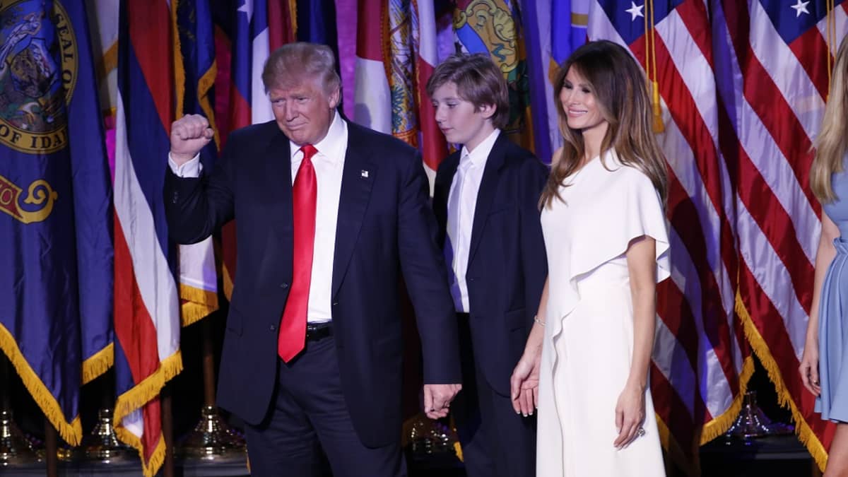 Donald Trump perheensä kanssa vaalivalvojaisissa New Yorkissa.