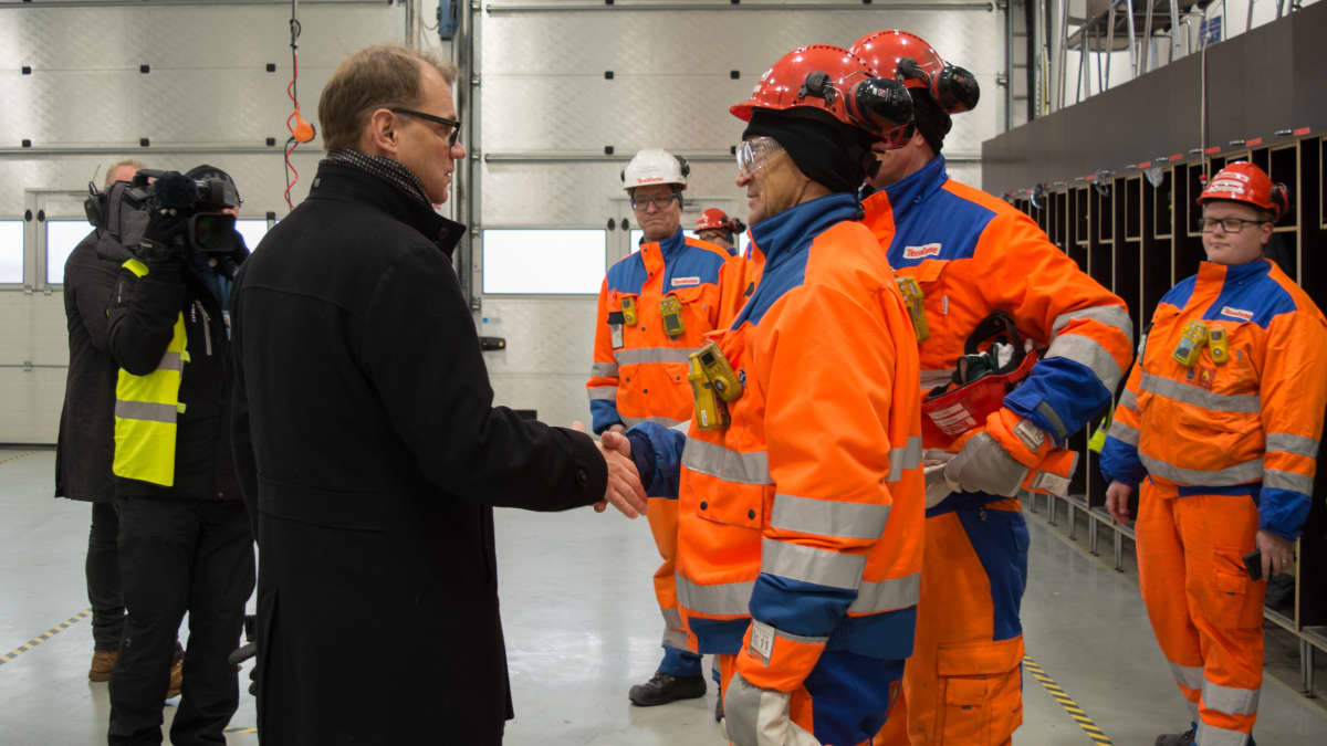 Pääministeri Juha Sipilä tapasi Terrafamen hallituksen puheenjohtaja Lauri Ratian kaivoksella 14.11.2016.