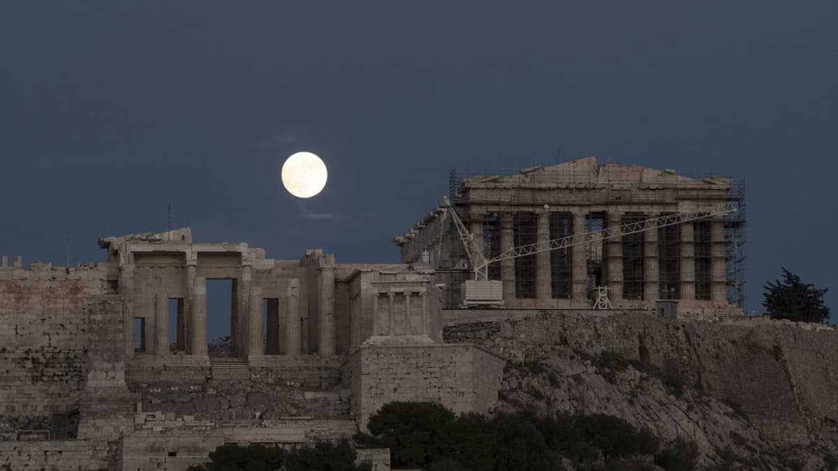 Kuu nousi Ateenan Akropolis-kukkulan ylle