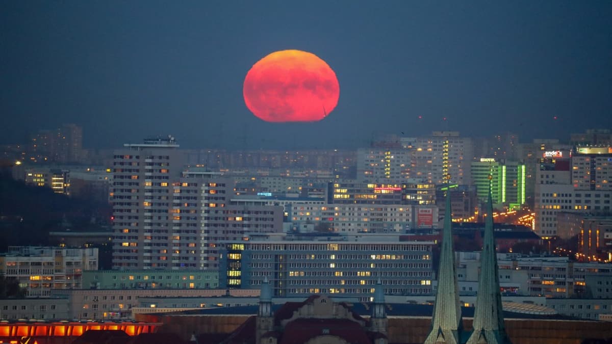 Kuu hehkui punaisen sävyissä Berliinin taivaalla