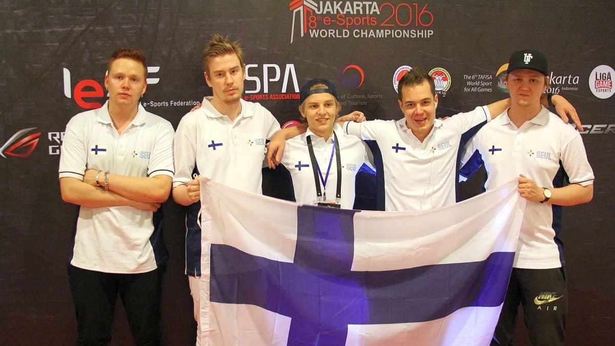 Suomen MM-kultajoukkue Jakartassa 9. lokakuuta 2016: Miikka ”SuNny” Kemppi (vas.), Juho ”Juhob” Lampinen, Aleksi ”Aleksib” Virolainen, Niko ”naSu” Kovanen ja Tony ”arvid” Niemelä.