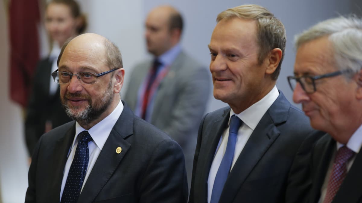 Parlamentin puhemies Martin Schulz (vas.) ja Eurooppa-neuvoston sekä EU-komission puheenjohtajat Donald Tusk ja Jean-Claude Juncker.