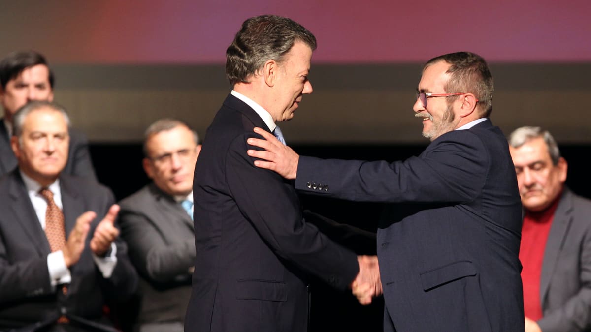 Kolumbian presidentti Juan Manuel Santos ja Farc-sissiliikkeen johtaja Rodrigo "Timochenko" Londono kättelivät rauhansopimuksen allekirjoittamisen jälkeen Bogotassa 24. marraskuuta.
