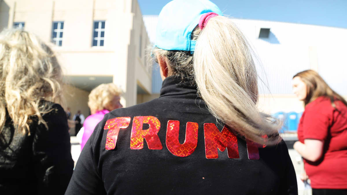 Naisella Trump-takki