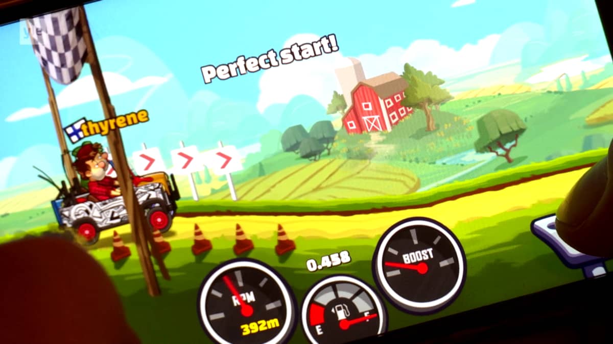 Hill Climb Racing 2 -peliä pelataan puhelimen näytöllä.
