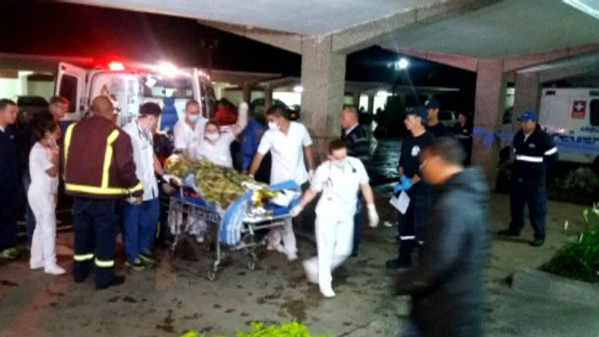 Lentoturmasta pelastuneita kuljetetaan sairaalahoitoon Kolumbiassa.