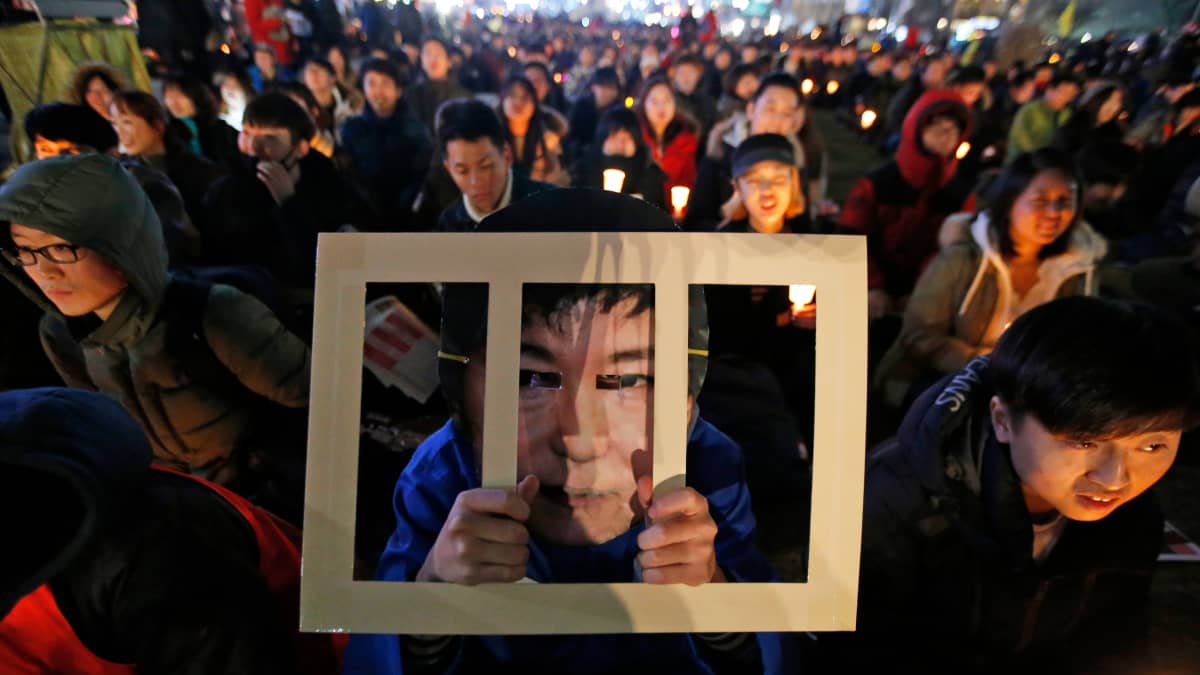 Etelä-Korean pääkaupungissa jo viikkoja jatkuneissa mielenosoituksissa on vaadittu presidentin vangitsemista. 