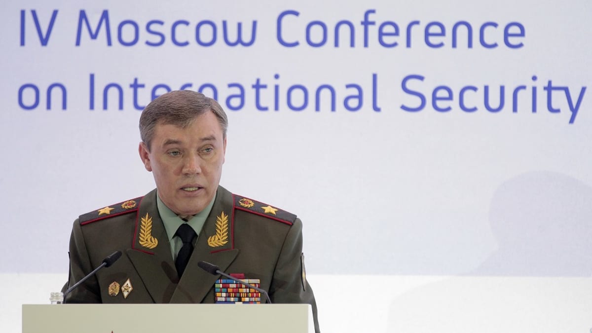 Kenraali Gerasimov seisoo puhujankorokkeen takana Moskovassa kansainvälisen turvallisuuden konferenssissa. Hänellä on yllään vihreä univormu, rintamuksessaan rivi kunniamerkkejä ja lehväkuviot kauluksissa.