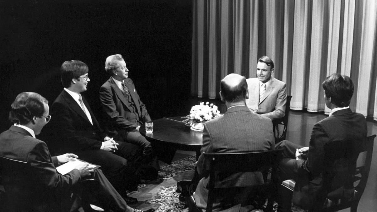 Presidentti Mauno Koivisto päätoimittajien tentissä TV2:n Päätoimittajat-sarjassa toukokuussa 1984.