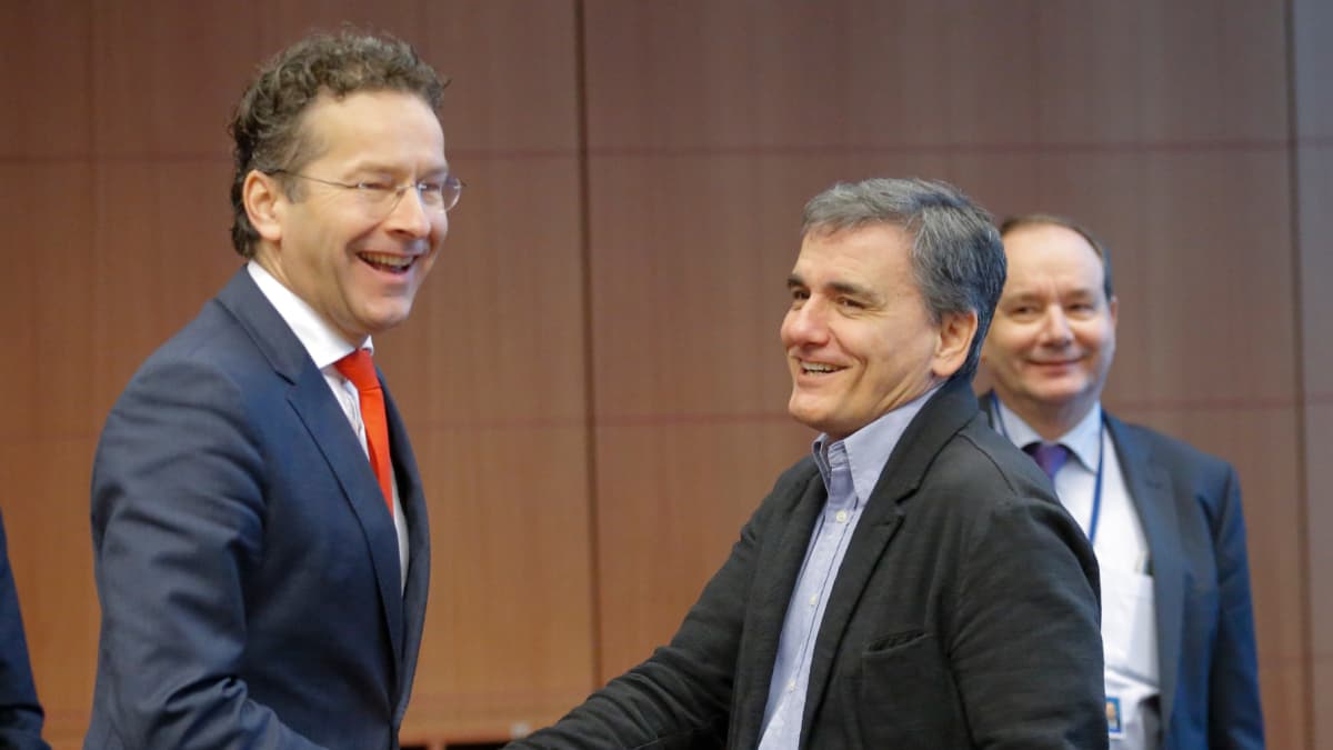 Kreikan valtiovarainministeri Eukleidis Tsakalotos ja euroryhmän puheenjohtaja Jeroen Dijsselbloem kättelivät Brysselissä 5. joulukuuta.