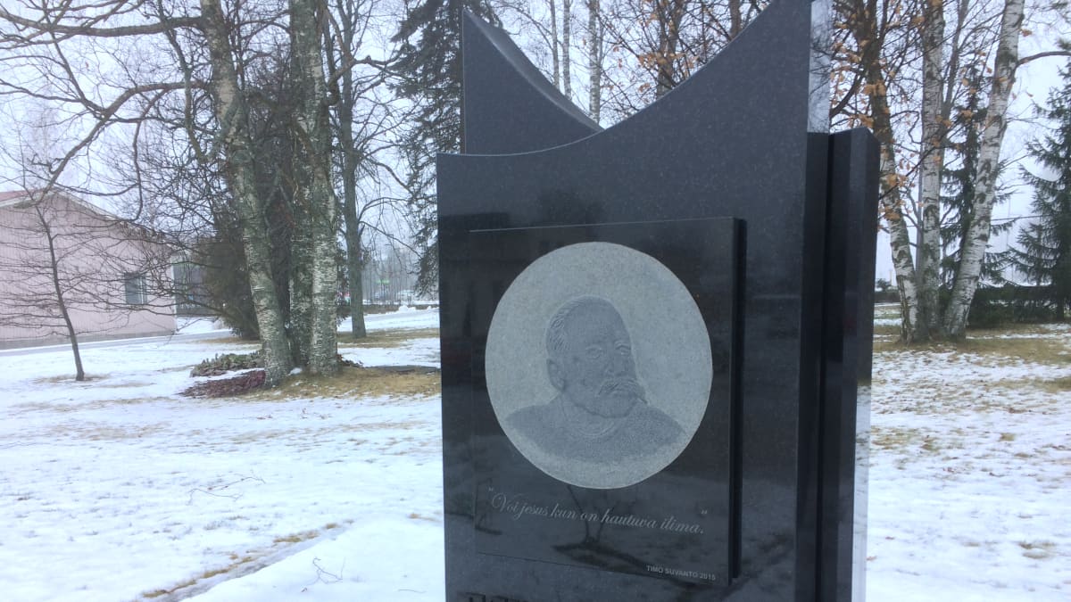 Näyttelijä Esko Nikkarin muistomerkki
