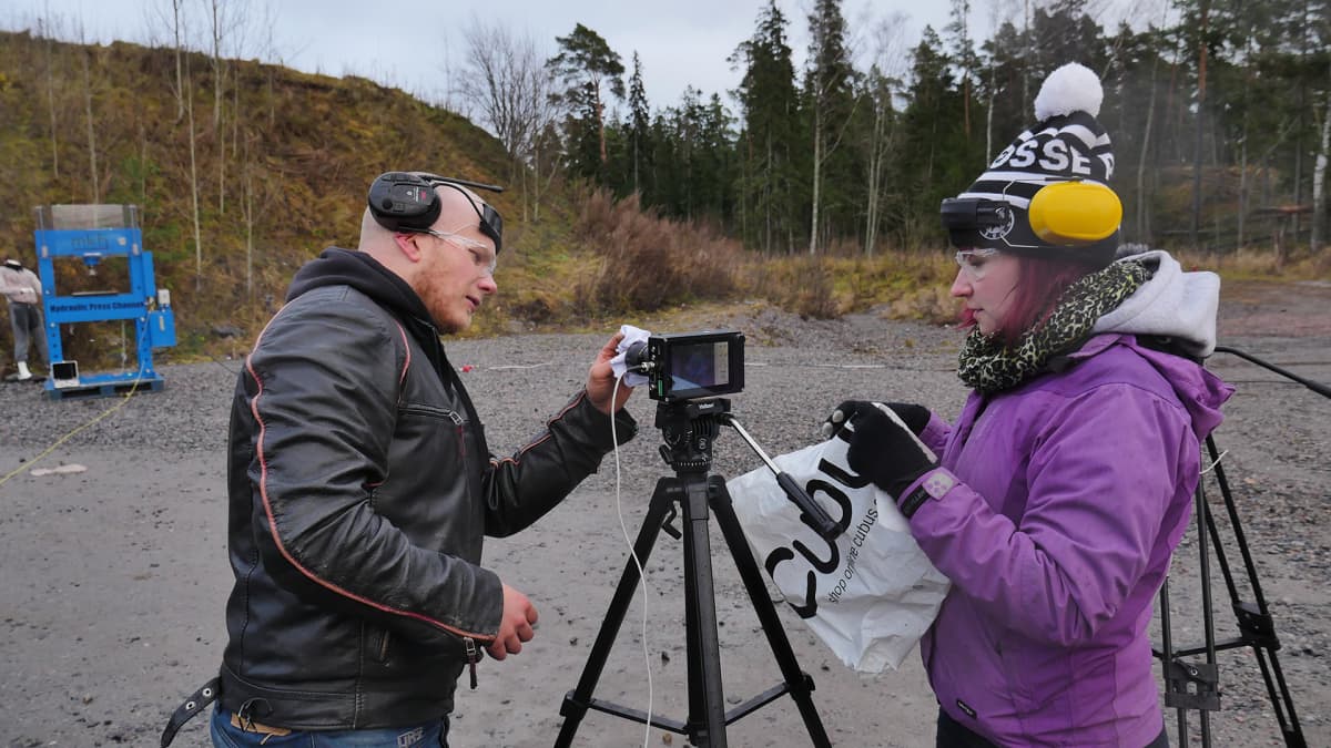 Hydraulic Press Channel Lauri Vuohensilta ja Anni Vuohensilta valmistelevat kuvausta.