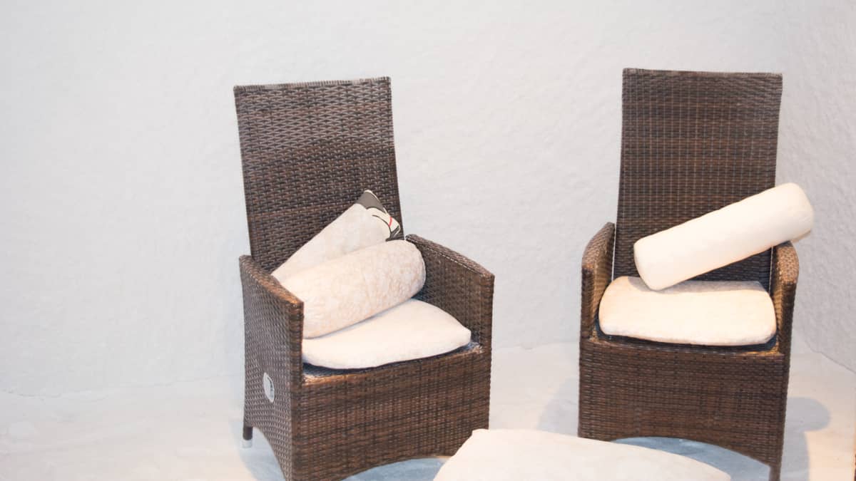Kaksi tuolia ja tyynyjä suolahuoneessa.