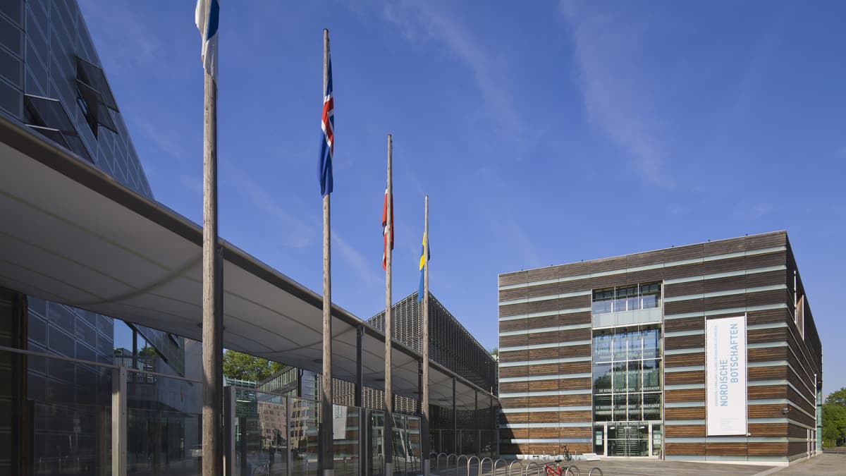 Suomen ja muiden Pohjoismaiden suurlähetystön sisäänkäynti Berliinissä.