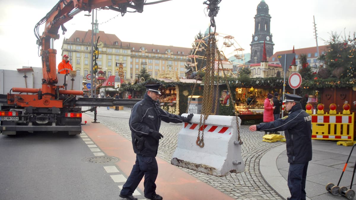 Poliisit pystyttivät betoniesteitä Dresdenin joulumarkkinoiden suojaksi.