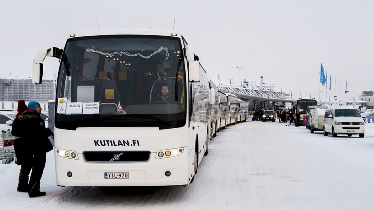 Linja-autot odottamassa jouluturisteja Rovaniemen lentoasemalla