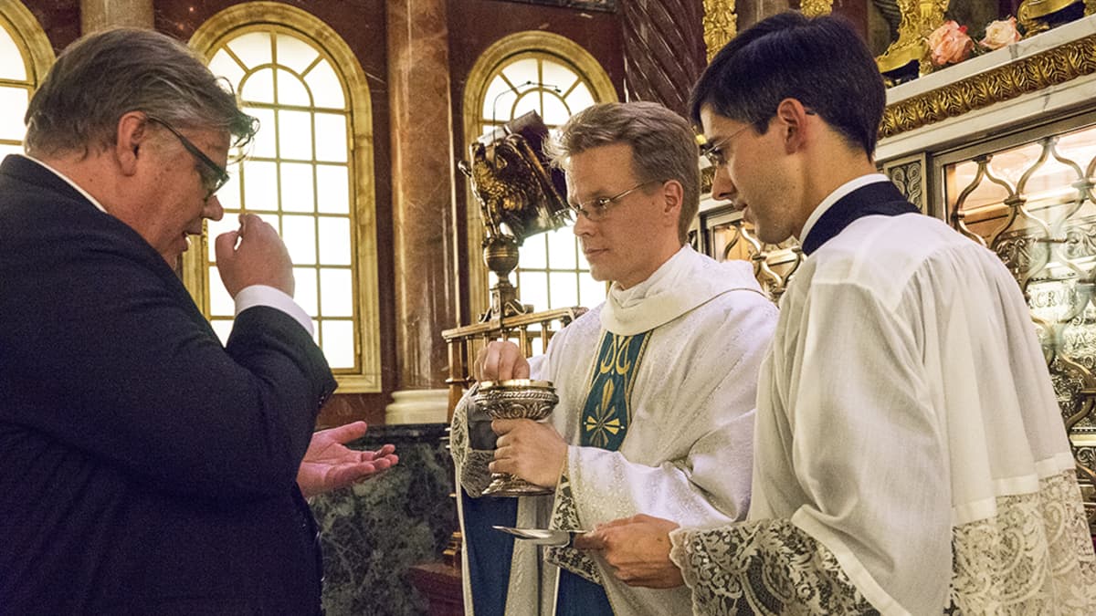 Ulkoministeri Timo Soini osallistui Oskari Juurikkalan pappisvihkimykseen Roomassa.