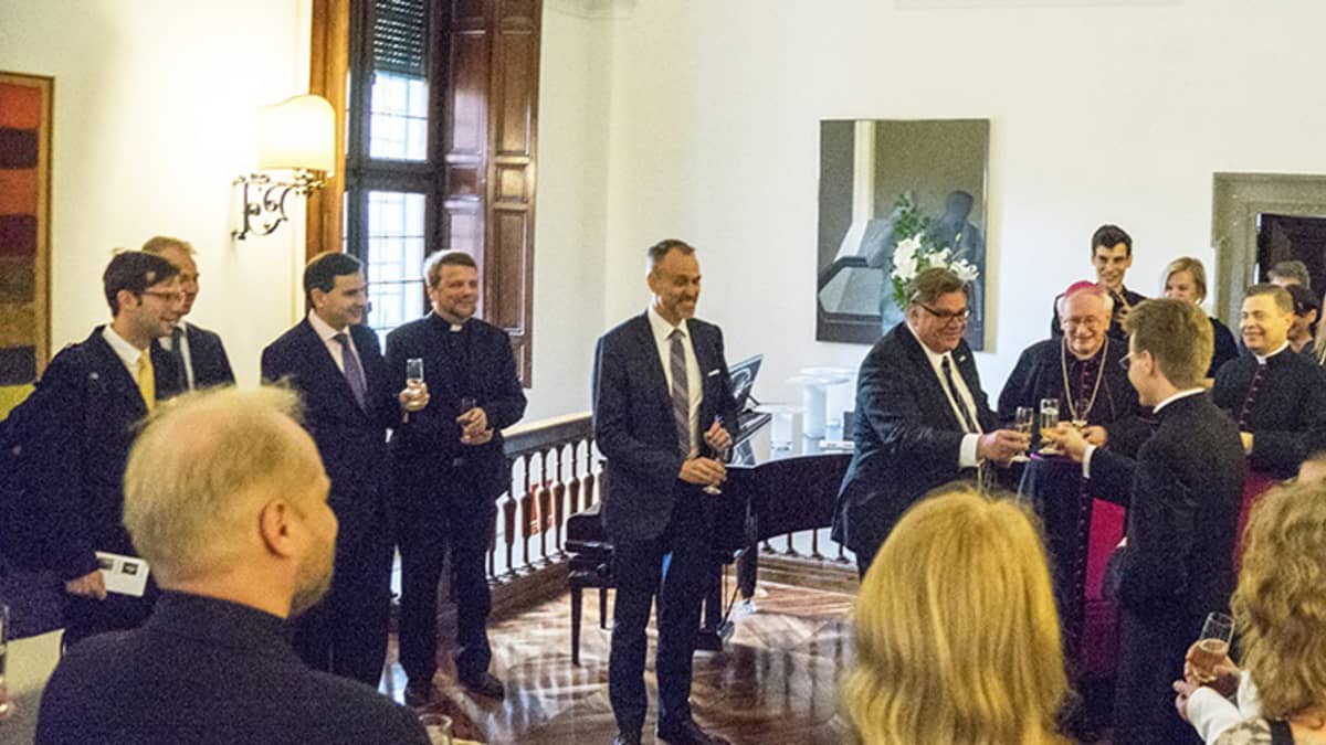Suomen Rooman-suurlähettiläs Janne Taalas isännöi vastaanottoa Juurikkalan pappisvihkimyksen kunniaksi sunnuntaina 24. huhtikuuta