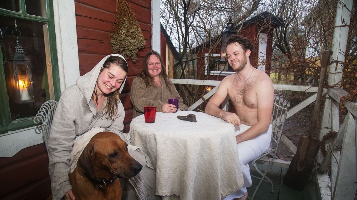 Saunojia joulusaunassa.