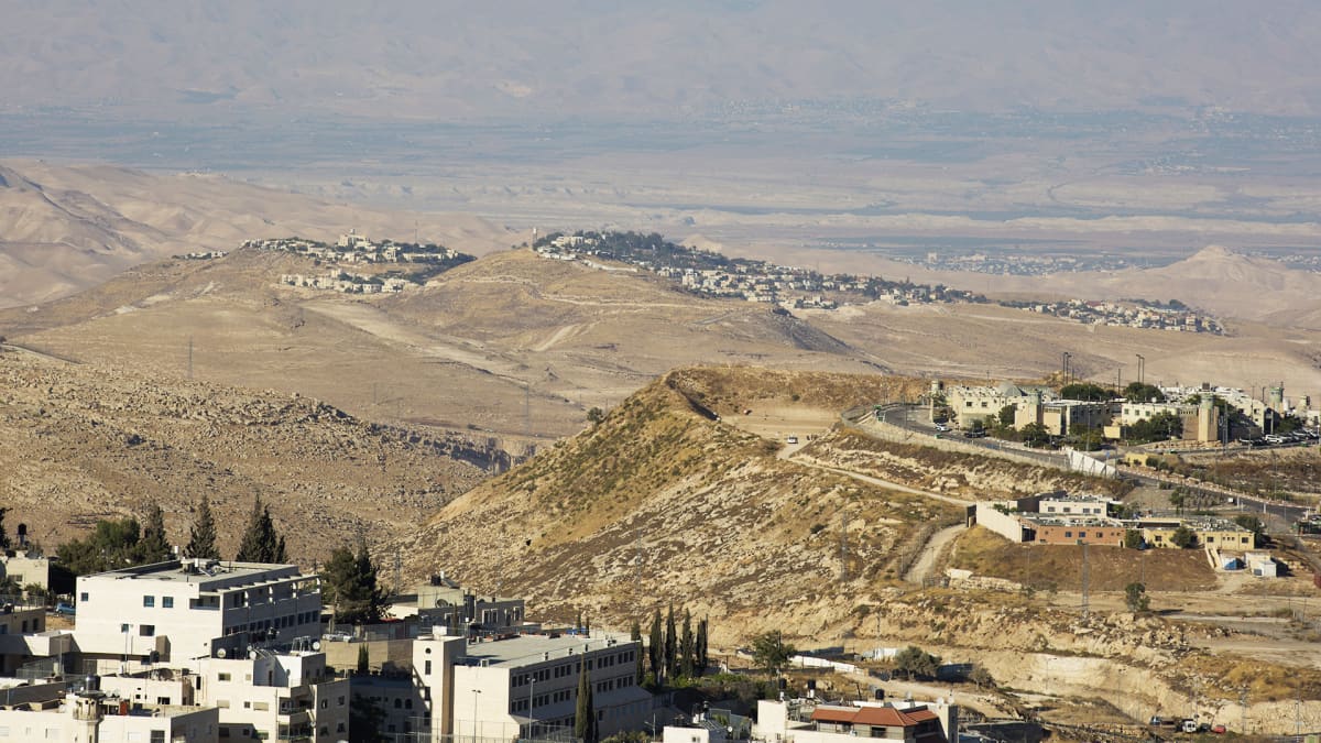 Isawiyan palestiinalaiskylä ja Israelin siirtokunta Almon Itä-Jerusalemissa.