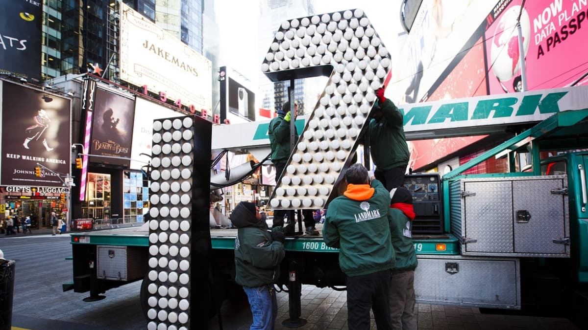 Työntekijät purkavat kahta suurikokoista numeroa valaisemaan uudenvuodenaattona Times Squarella, New Yorkissa. Perinteiseen uudenvuodenaaton tapahtumaan osallistuu vuosittain yli miljoona ihmistä. 