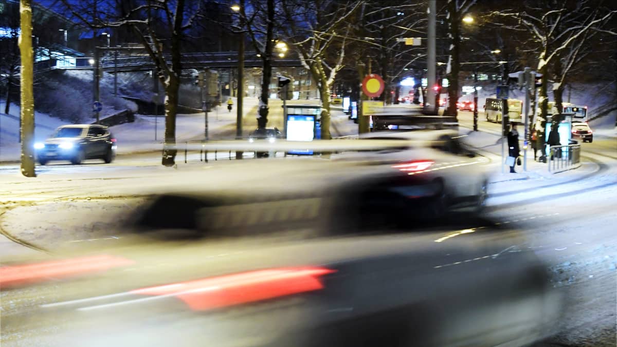 Liikennettä Mäkelänkadulla Helsingissä aamulla 3. tammikuuta.