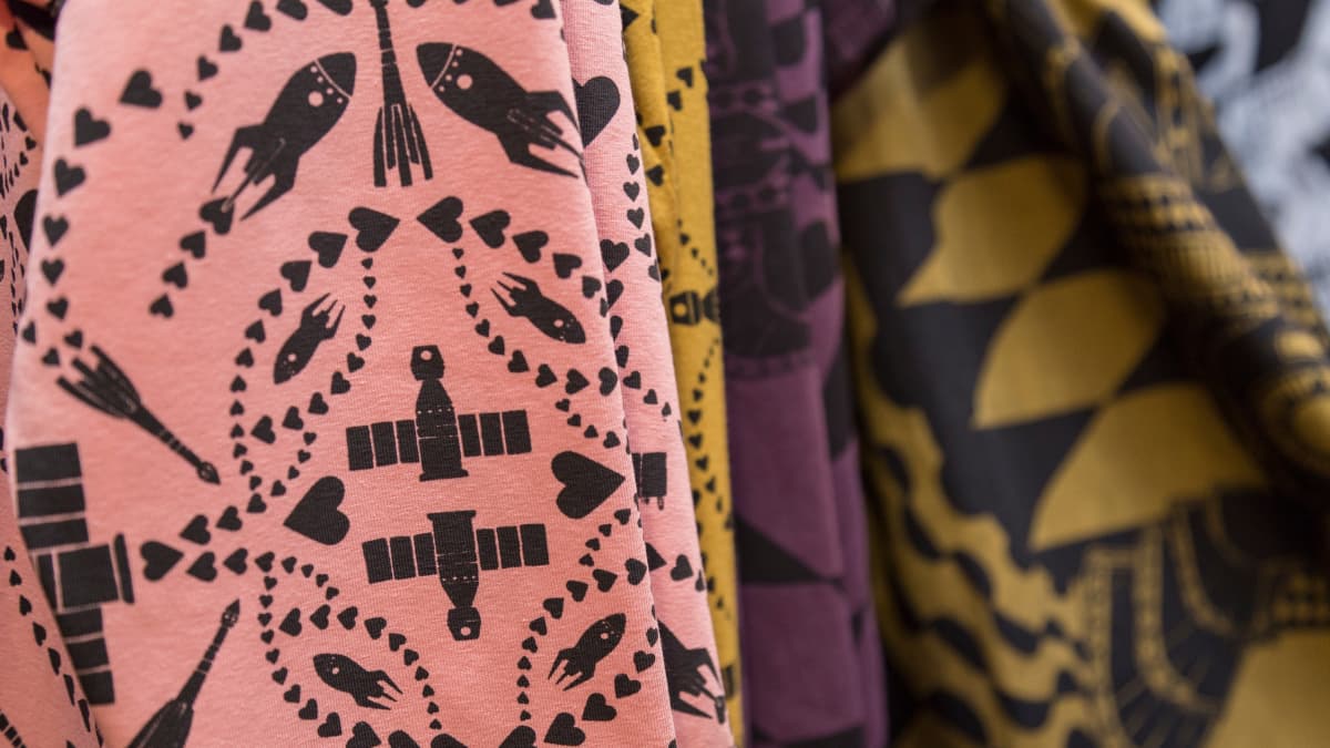 Muotialan porttiteoria: halpa koru on sisäänheittotuote – pian asiakas  ostaa satojen eurojen mekon | Yle Uutiset