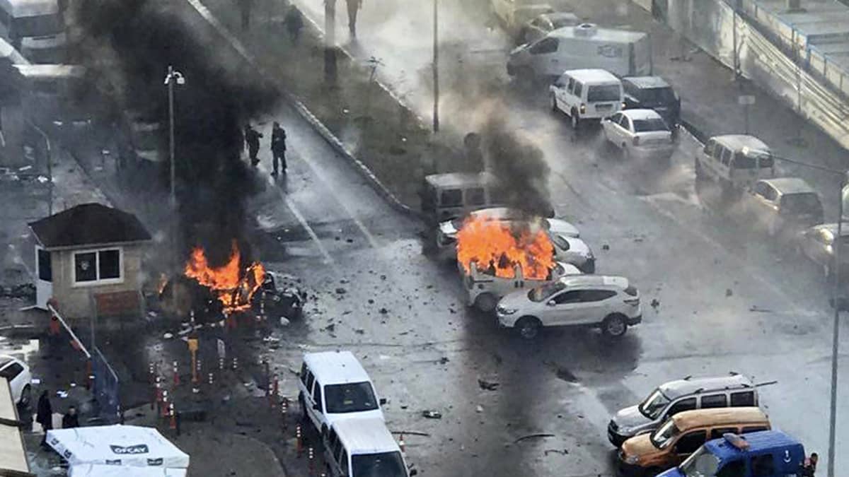 Autot palavat räjähdyksen jälkeen Izmirin oikeustalon lähettyvillä.