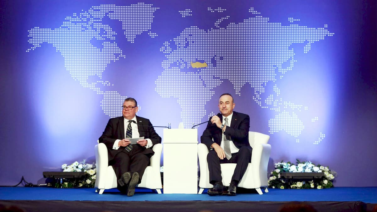 Timo Soini ja Turkin EU-asioiden ministeri Omer Celik Ankarassa 11. tammikuuta.
