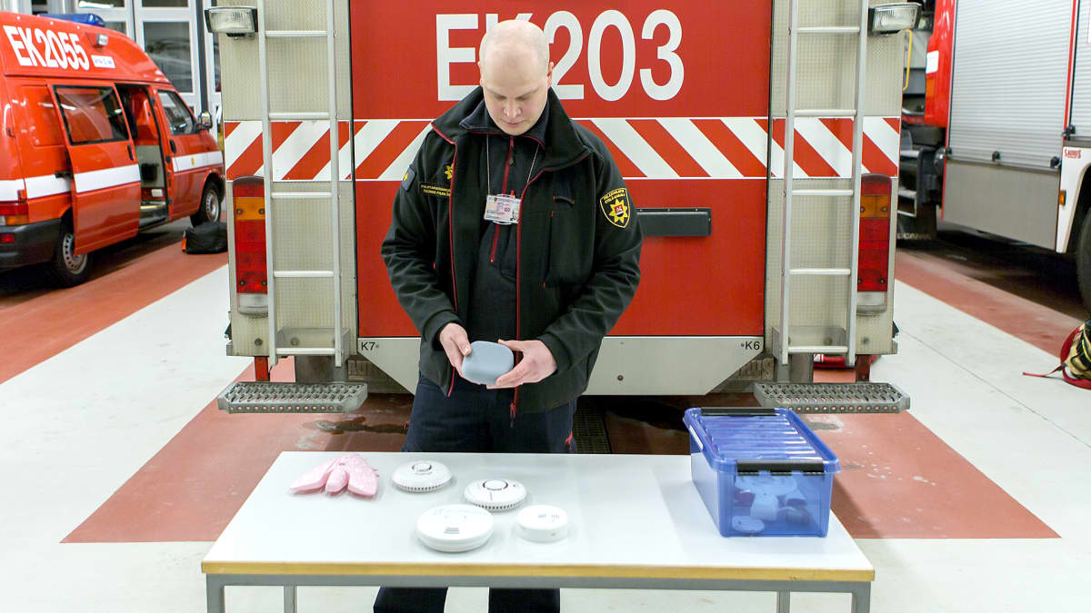 Palotarkastusinsinööri Tuomas Pylkkänen esittelee palovaroittimia