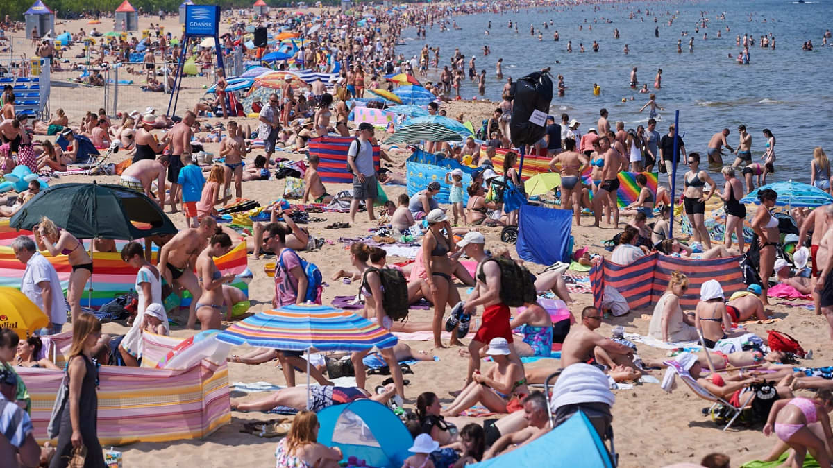 Gdanskin uimaranta täynnä väkeä kesällä 2015.