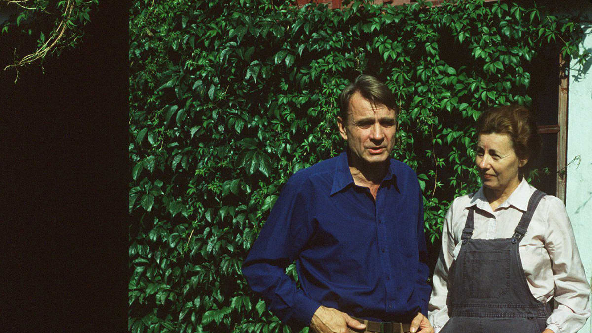 Mauno Koivisto ja Tellervo Koivisto seisovat humalan peittämällä talon seinustalla.