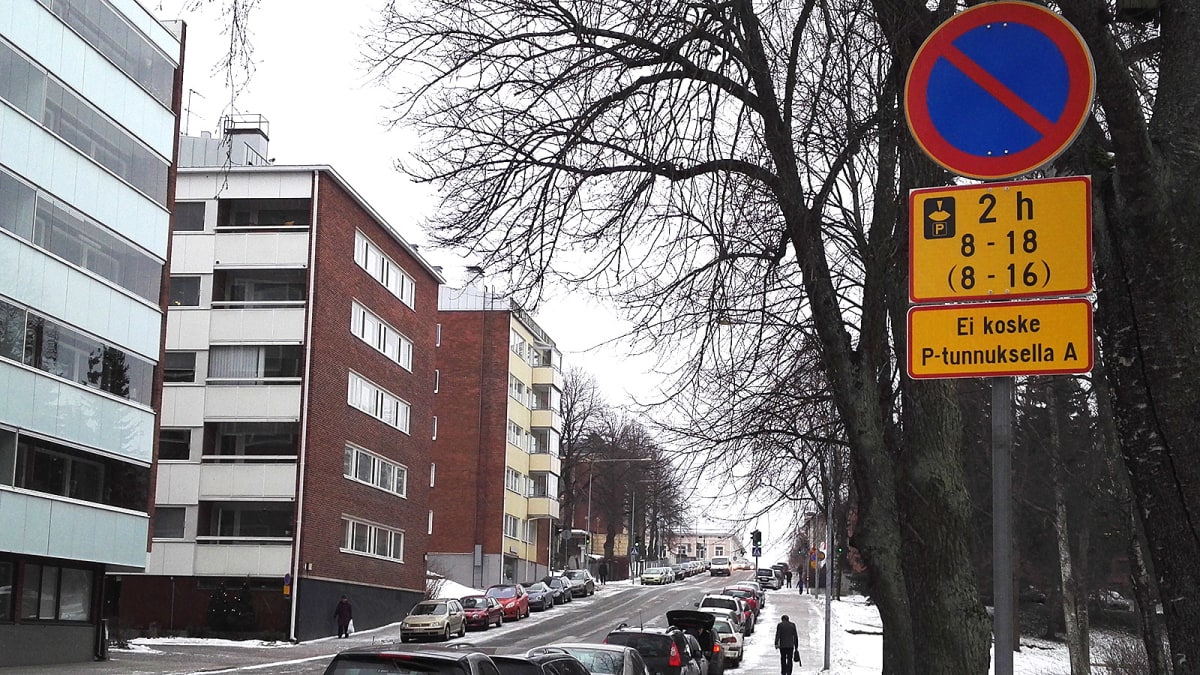 Asukkaiden toive toteutuu: Hämeenlinnan keskustaan tulee yli 300  tunnuspysäköintipaikkaa | Yle Uutiset