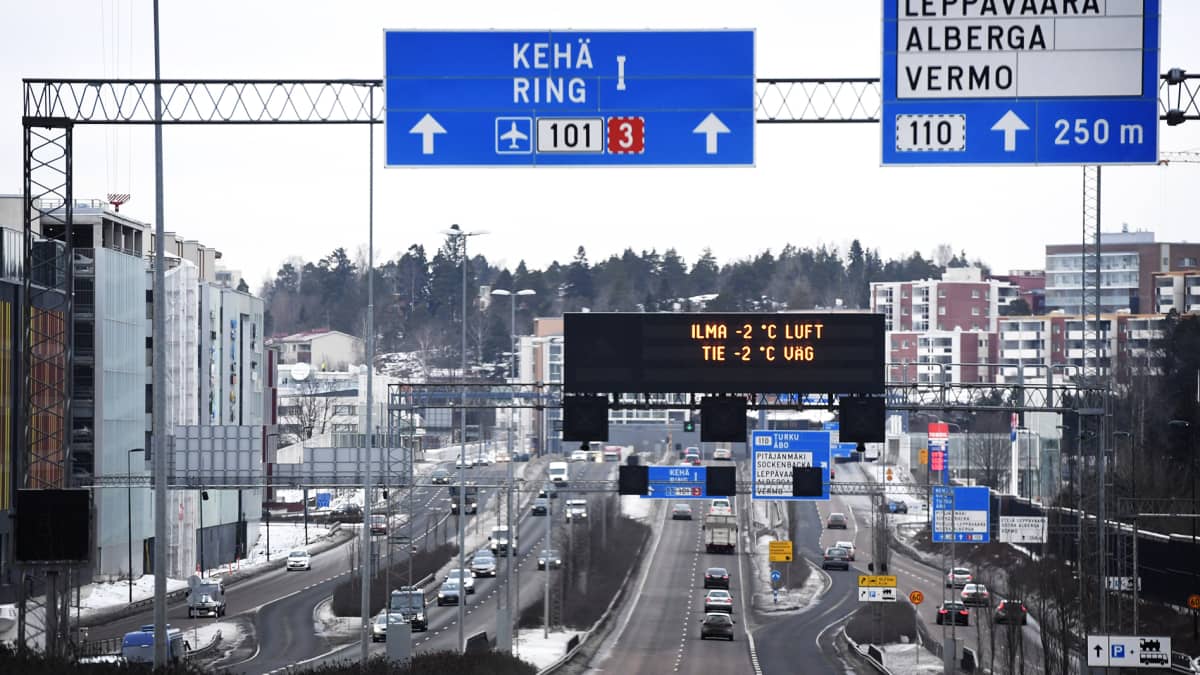 Autoliikennettä Kehä I:llä Helsingissä 16. tammikuuta 2017.