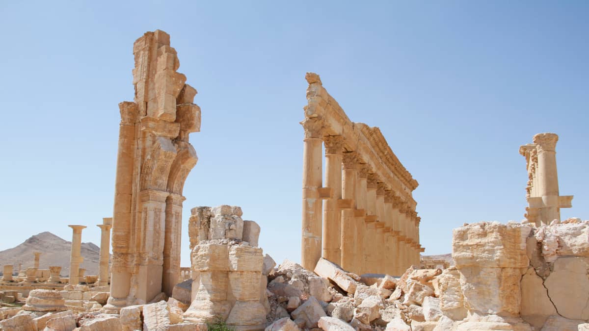 Palmyran riemukaaren raunioita.
