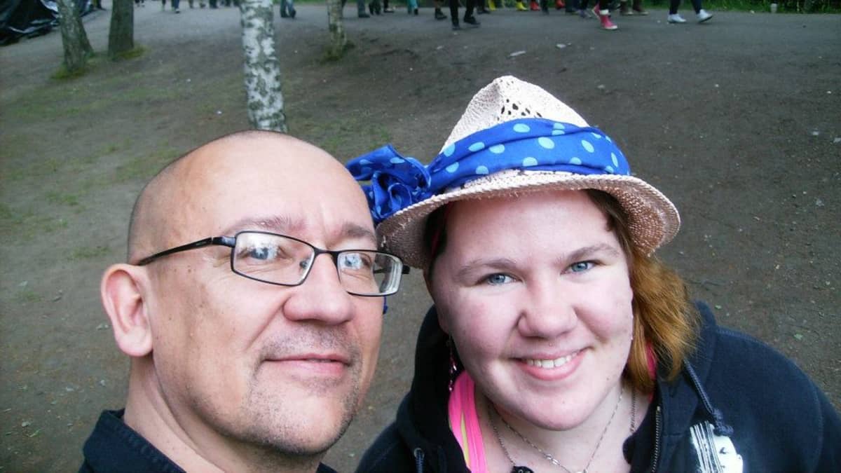 Isä kannusti sairaalan sängyn äärellä tytärtään kuntoutumaan omille jaloilleen niin, että hän saa viedä lapsensa seuraavana kesänä Provinssiin. Reissu tehtiin kuten oli sovittu.