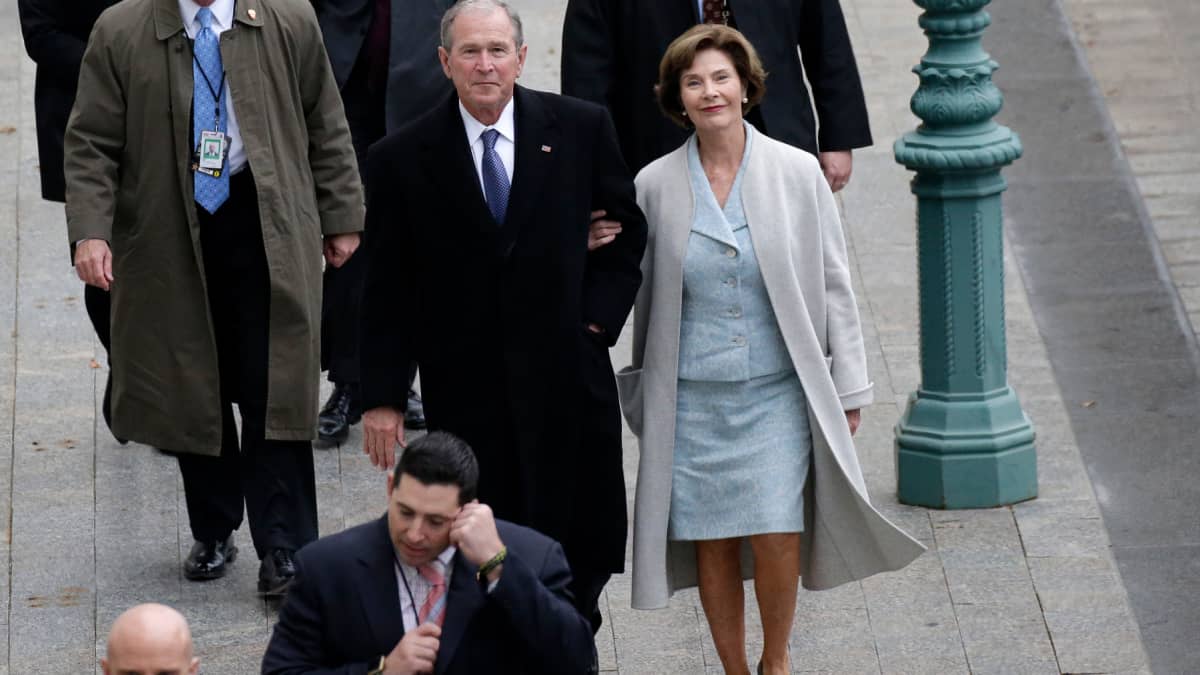 George W. ja Laura Bush kävelevät.