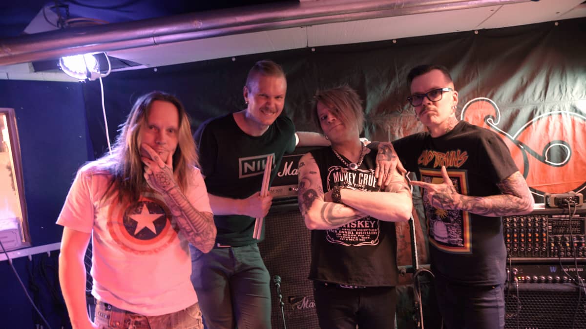 Mötikkä: basisti Hannu Voutilainen, rumpali Toni Suominen, laulaja Sampsa Astala, kitaristi Samuli Väänänen.