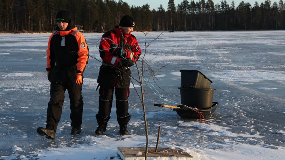 Aku Nyyssönen  ja Ville-Matti Sahanen kalastamassa Karankajärvellä.