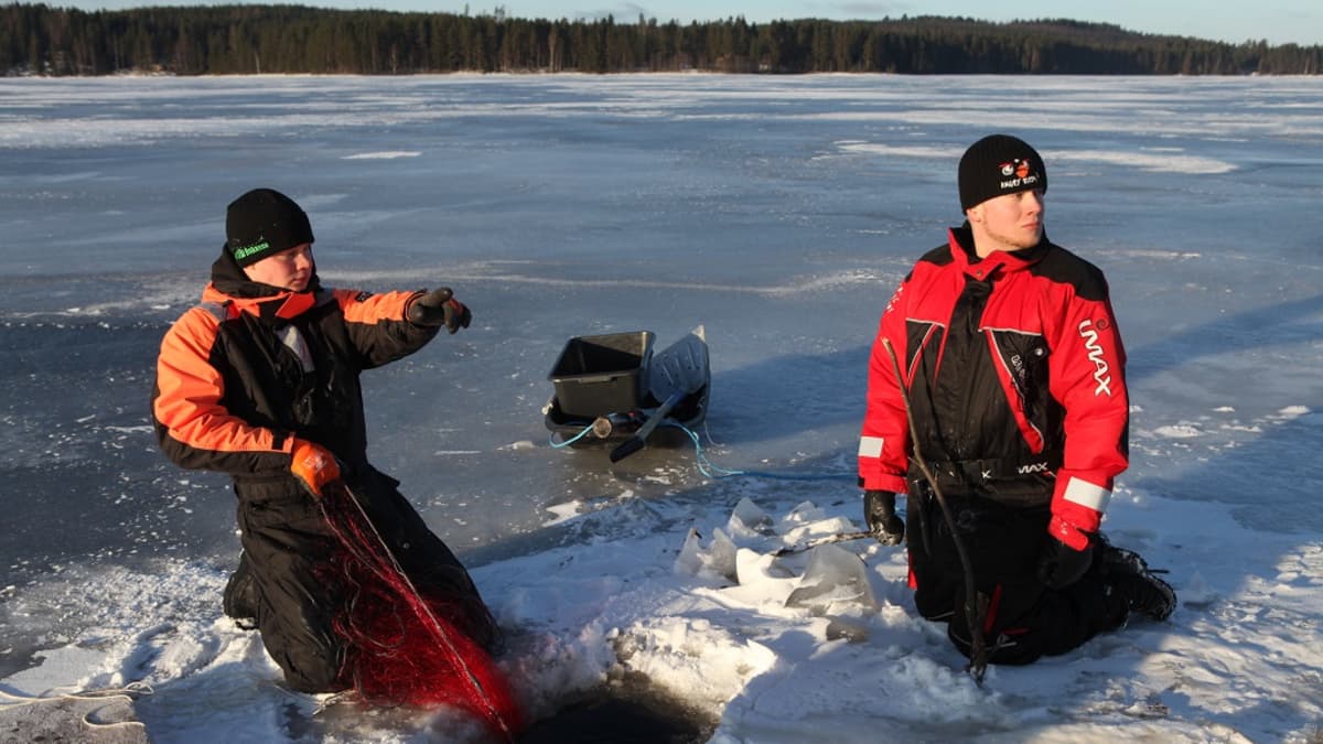 Aku Nyyssönen  ja Ville-Matti Sahanen kalastamassa Karankajärvellä.