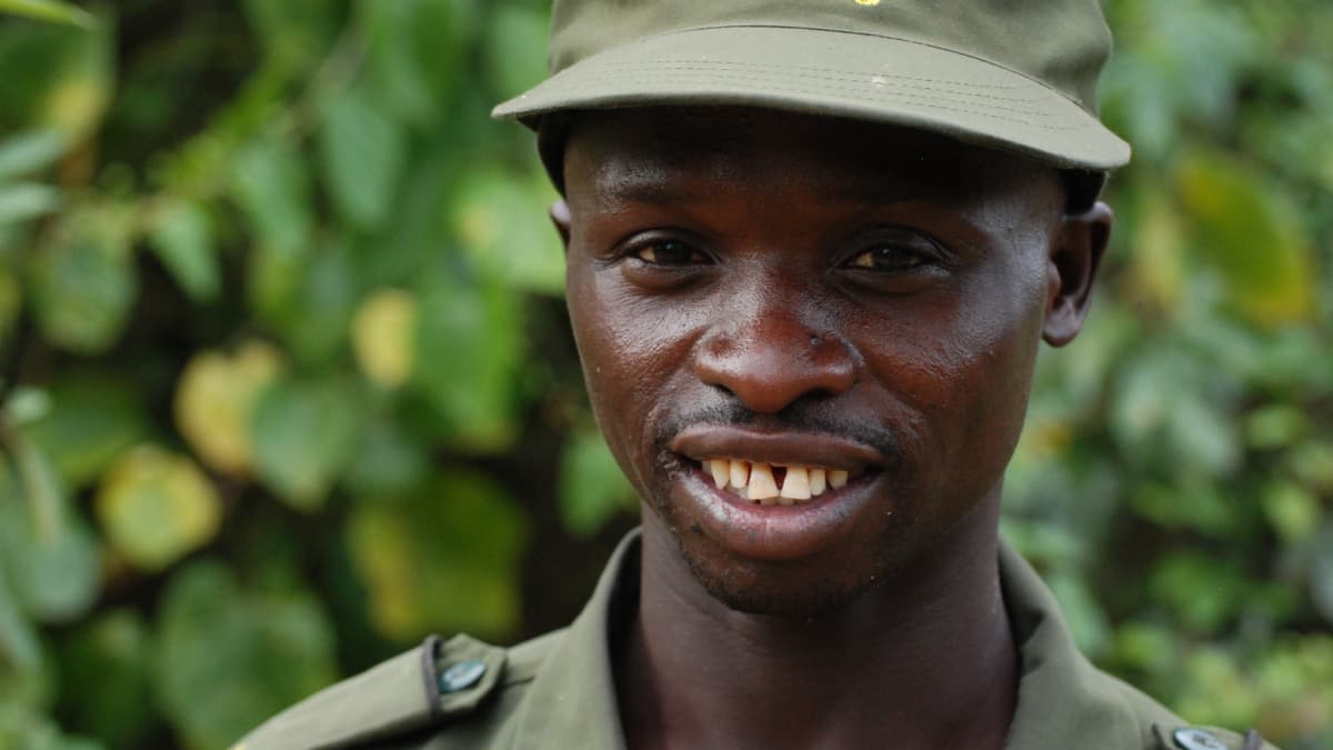 Metsänvartija Raymond Opio Ugandassa.