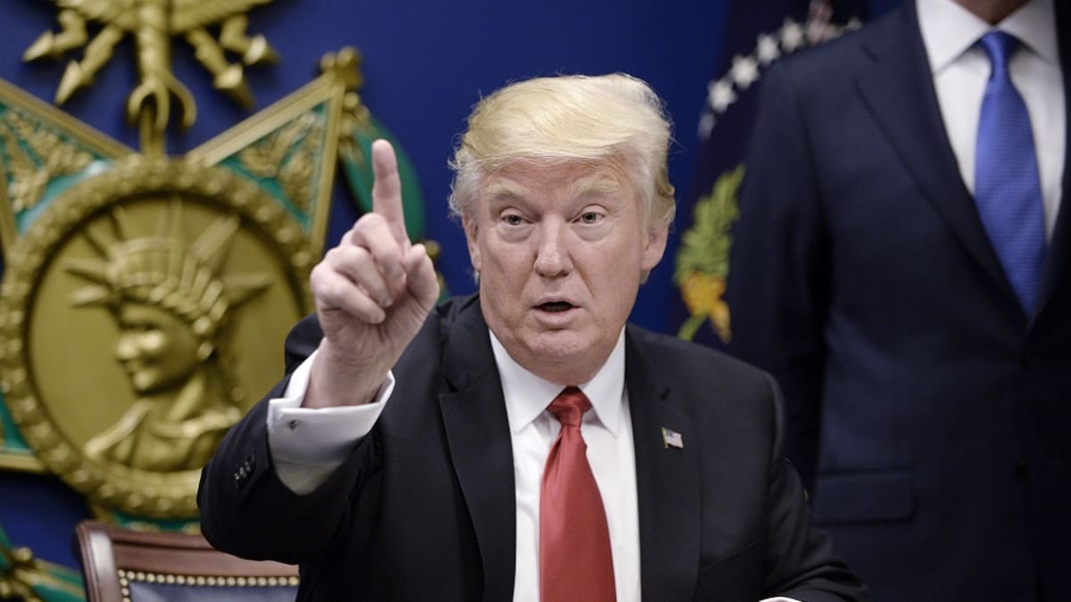 Presidentti Donald Trump allekirjoitustilaisuudessa Pentagonissa 27. tammikuuta 2017.