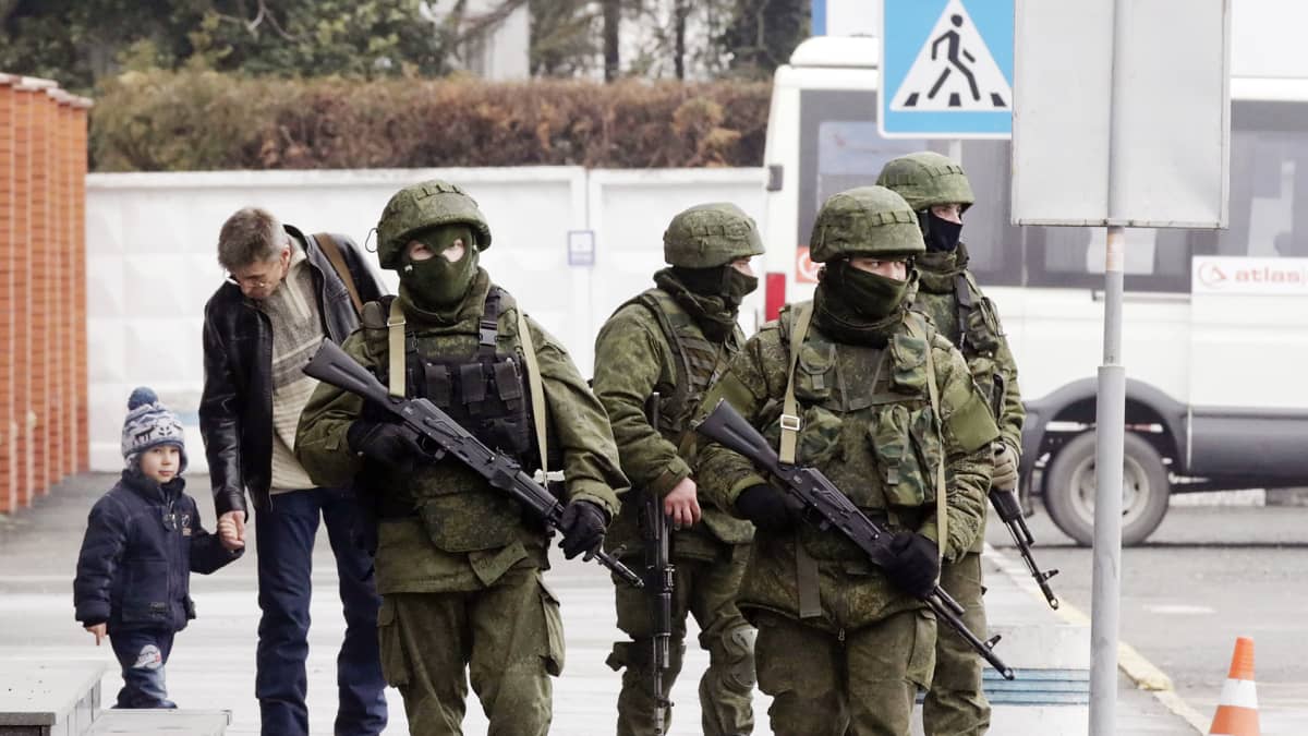 Tunnuksettomia sotilaita kadulla Ukrainassa.