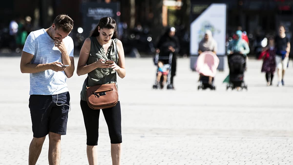 Mikä roaming-maksun poisto? Nämä viisi asiaa muuttuvat kännykänkäyttäjän  arjessa | Yle Uutiset