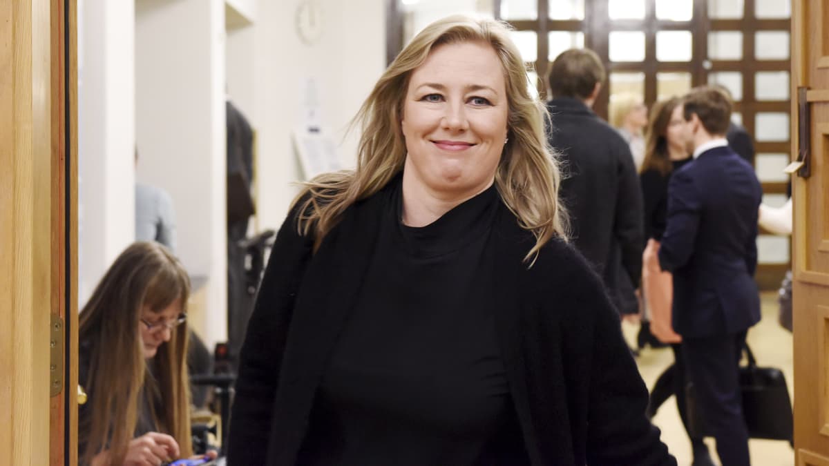 Jutta Urpilainen saapumassa eduskunnan täysistuntoon Helsingissä.