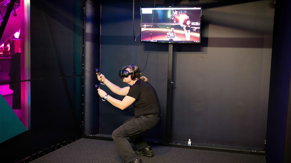 mies pelaa virtuaalipeliä