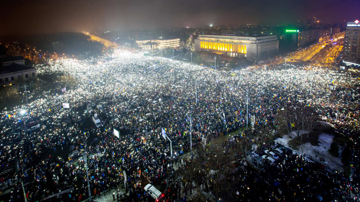 Mielenosoittajat kokoontuvat Victoriein aukiolle Bukarestissa. 